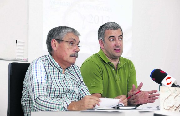 Luis Manuel Flórez (Floro) y Julio Sutil ayer, durante la presentación de la memoria de actividades de 2013. 