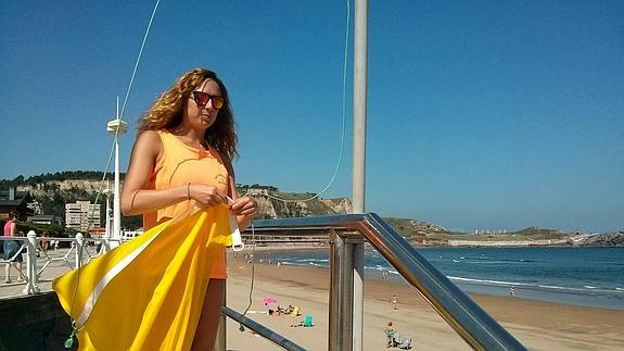 La playa de Salinas reabre al baño, tras el cierre motivado por problemas de salubridad