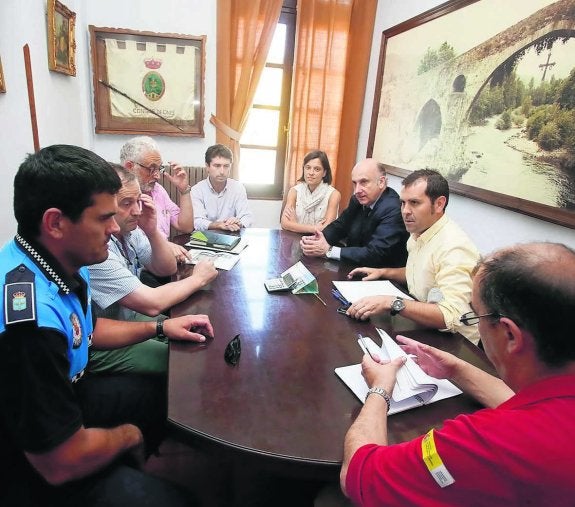 Las partes implicadas reunidas ayer en el ayuntamiento de Cangas para debatir sobre las obras de la carretera de los Lagos. 