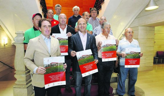 El concejal Pedro Barbillo, con Iñaki Eraña, Javier Martínez y los
representantes de la Asociación de Fútbol Base de la ciudad. :: PAÑEDA