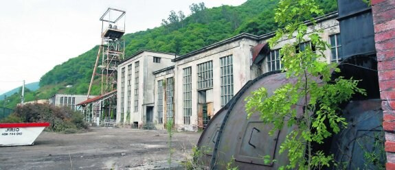 Antigua explotación minera de Santa Bárbara, en Turón, con uno de los castilletes al fondo. 