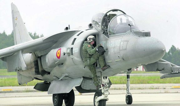  Caza bombardero. AV-8 Harrier de la Armada Española que participará mañana en el Festival Aéreo de Gijón. Destaca por su capacidad de espera vertical y vuelo estático. 