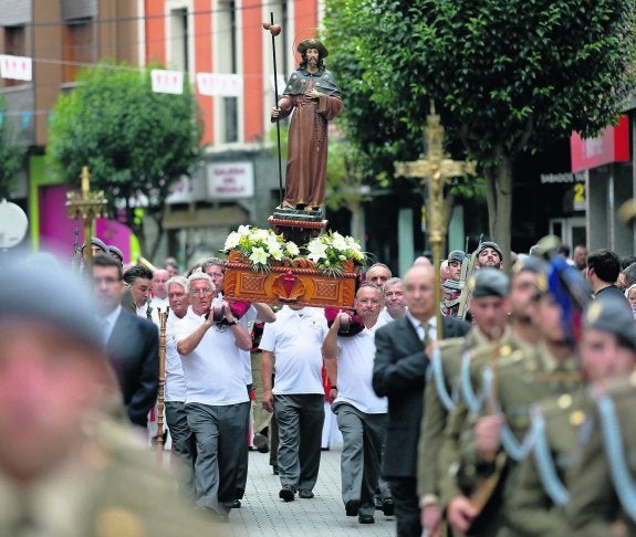 El santo, escoltado por la Escuadra de Gastadores del Regimiento de Infantería Príncipe número 3. 