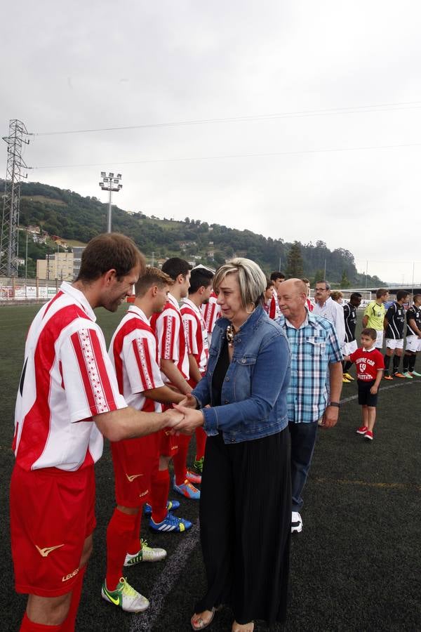 La familia de Saúl visiblimente emocionada antes de comenzar el partido