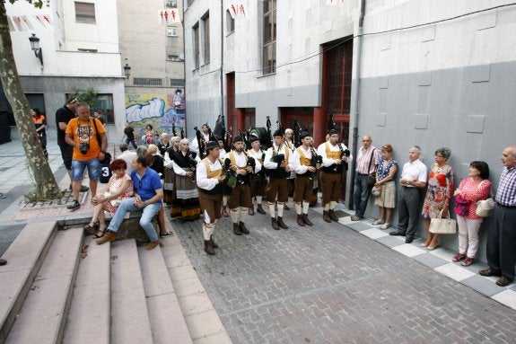 Las gaitas suenan en las fiestas de Sama de Langreo
