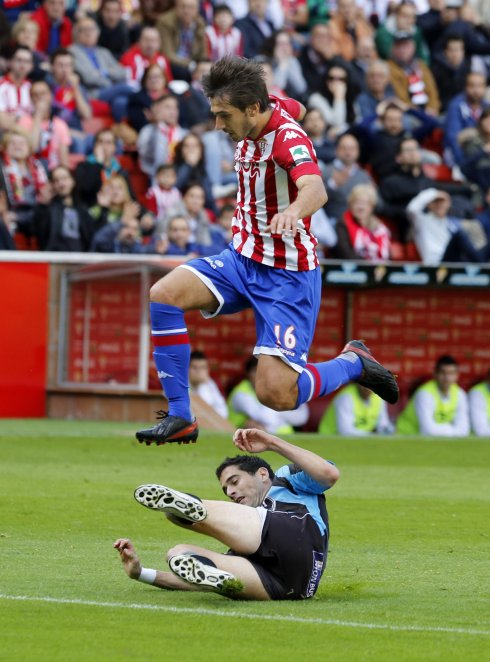 Lekic, en el partido disputado frente al Lugo, salta por encima del gijonés Jorge. 