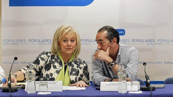 Mercedes Fernández conversa con el secretario general del PP asturiano, Fernando Goñi al comienzo de la reunión del comité ejecutivo regional del partido.