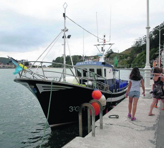 El 'Velamar' con los amarres sueltos, en el puerto riosellano. 