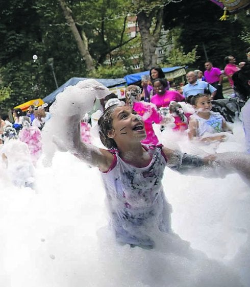 Una niña, en la fiesta de la espuma. 