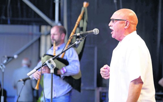 José Ramón Álvarez Chacón cantó ayer acompañado por el gaitero Alberto Varillas. 