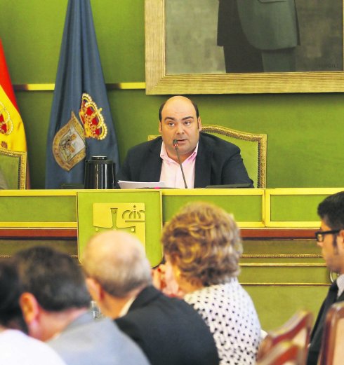 En dos ocasiones el alcalde, Agustín Iglesias Caunedo, utilizó ayer en el Pleno su cargo para desempatar una votación. 
