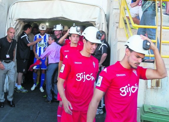 Sergio Álvarez, Pablo Pérez e Isma López, ayer, a la salida al campo de los futbolistas, todos con cascos de minero. 