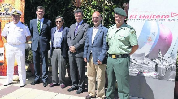 Juan Carlos Álvarez, Rafael Felgueroso, José Cardín, Alfredo Alegría, Pedro Barbillo y Emilio González, ayer, durante la presentación, en el Real Club de Regatas de Gijón. 