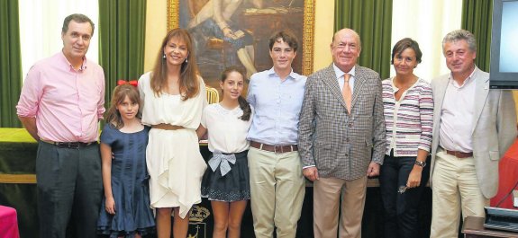 Juaco López con Fernanda Suárez y sus hijos junto al empresario Antonio Suárez, Carmen Moriyón y Carlos Rubiera, en el salón de plenos del Ayuntamiento. 