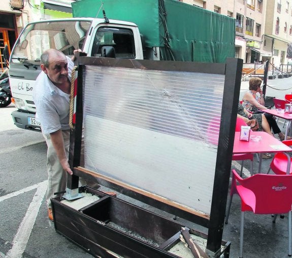 Personal de la sidrería colocando el material derribado. 