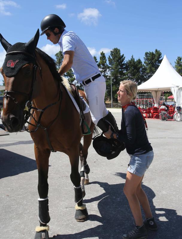 El jinete avilesina Sergio Álvarez Moya se dispone a subir a su caballo. 