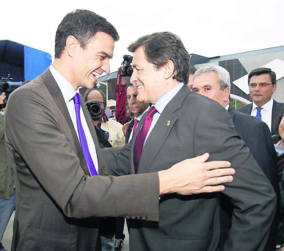 Pedro Sánchez y Javier Fernández se saludan efusivos. 