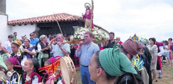 Los vecinos de Villahormes celebraron la fiesta en honor a Santa Eulalia con una lucida procesión. 