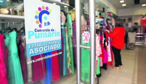 Un establecimiento ya muestra el logo en su escaparate con el que ofrece ventajas y descuentos a sus clientes. 