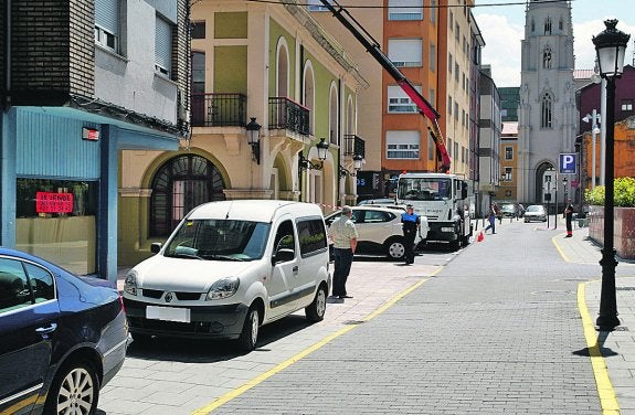 En primer término, vehículos estacionados en la parte trasera del Ayuntamiento. 