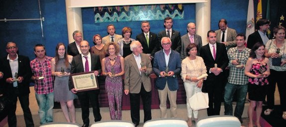 Galardonados y autoridades, una vez finalizada la entrega de los premios del Centro Asturiano de Madrid.