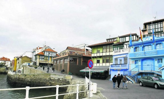 A la derecha, el edificio de la lonja, propiedad de la cofradía de pescadores de Luanco. 