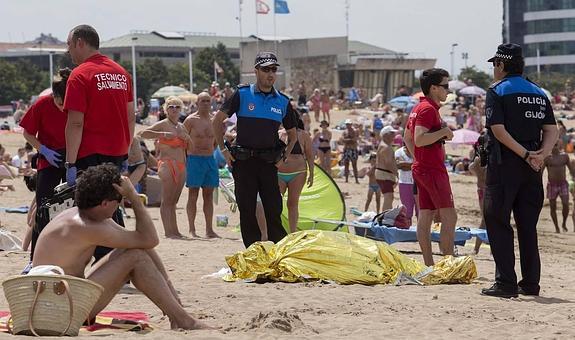 El suceso sorprendió a los numerosos bañistas que en ese momento se encontraban en el arenal gijonés. 