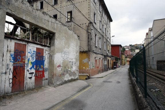 En el centro de la fotografía, el edificio que va a ser demolido por el Ayuntamiento de Langreo. 