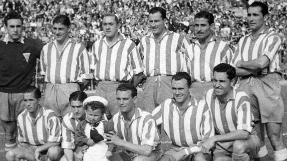 Su debut con el Sporting, el 16 de septiembre de 1951, ante el Atlético de Madrid, en El Molinón. De izquierda a derecha, de pie, Pérez Zabala, Cholo Dindurra, Sánchez, Cástulo, Guerrita y Areitio. Agachados, Tamayo, Molinucu, Cabal, Germán y Campos.