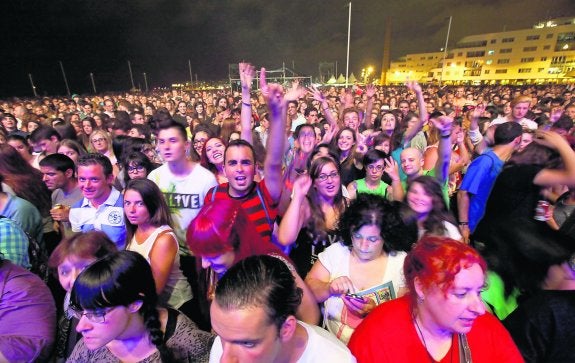 El público respondió a la llamada de las Nancys Rubias y Fangoria para abrir las fiestas de Begoña.
