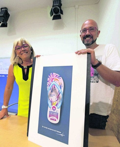 Ana Hevia y Rubén Arias, con el cartel de las fiestas. 