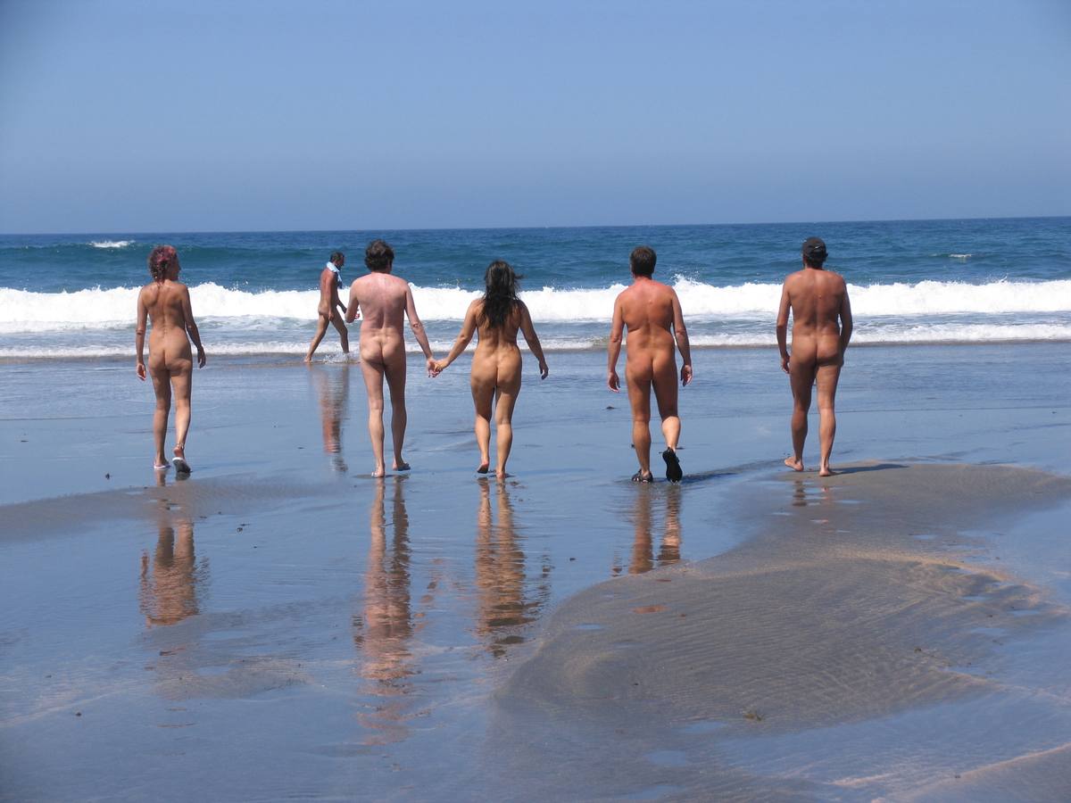 Nudistas en la playa de Barayo