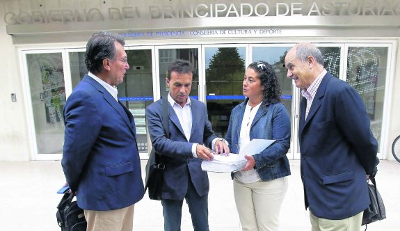 Los impulsores de la iniciativa, frente a la Consejería de Cultura, momentos antes de entregar las firmas. 