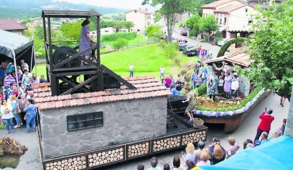 La carroza ganadora 'Muyeres', de la agrupación Como Yera Antes. 