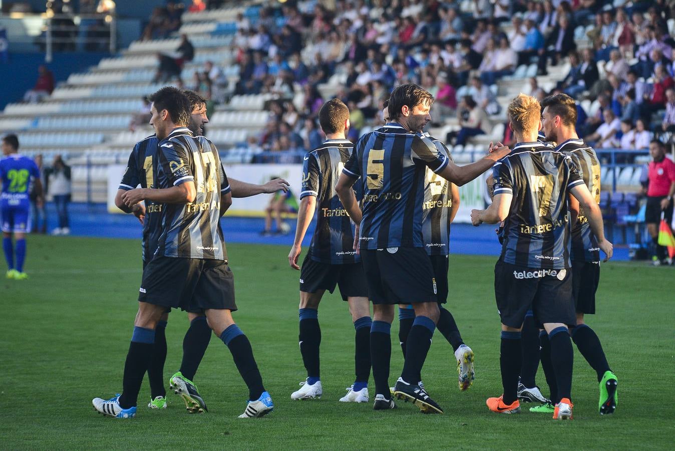 Los jugadores del Oviedo, tras su gol.