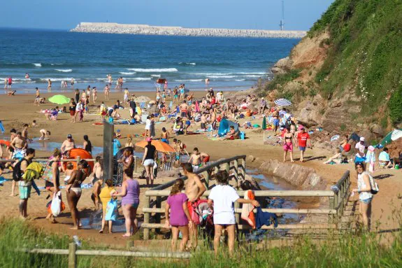 Bañistas en la playa de Xivares, cuya calidad del agua confirman los últimos análisis. 