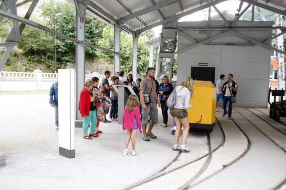 Turistas, ayer, en las instalaciones del pozo San Luis, dentro del Ecomuseo de Samuño. 