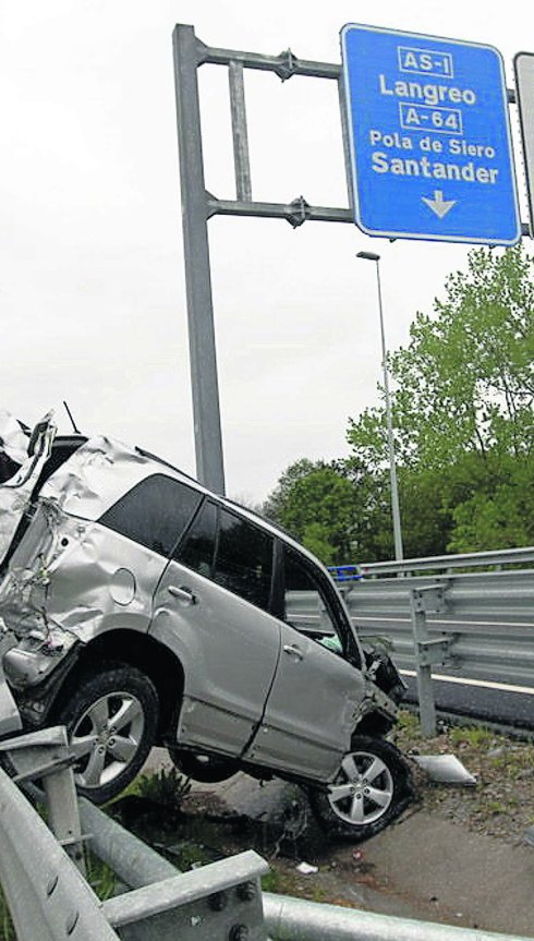 Accidente ocurrido en la A-64. Los suicidios duplicaron en 2012 la cifra de muertos en carretera en la región. 