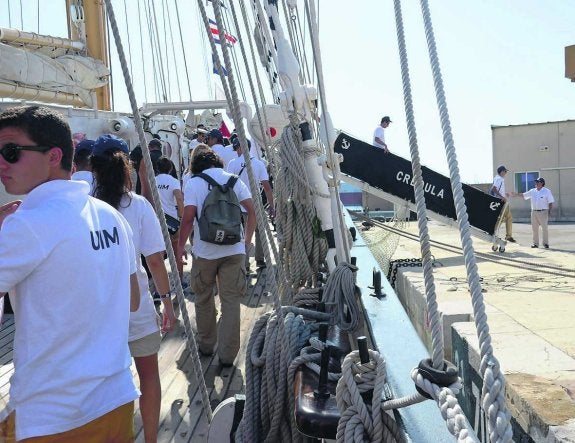 Los tripulantes desembarcan en Porto Pi. 