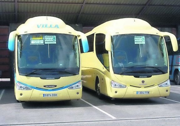 Dos autobuses de Autos Villa estacionados. 