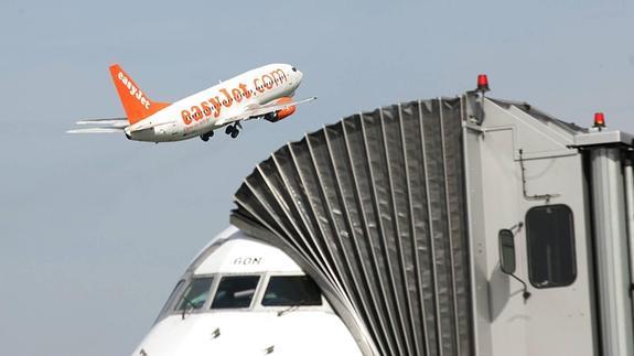 Un avión de EasyJet despegando del aeropuerto de Asturias.