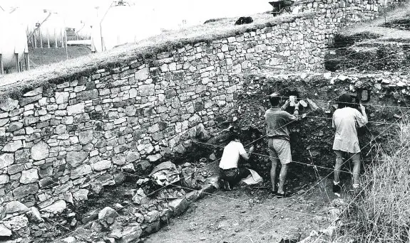 Una de las campañas de excavaciones arqueológicas alrededor de la muralla del castro de la Campa Torres, en 1994. 
