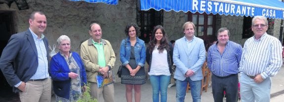 Carlos Puente,  Angelita Herrero, Ángel Lueje, Jéssica López, Carmen López, Francisco González, José Bautista Gonzalo, propietario de Casa Tista, y Armando Inés, ayer en la presentación en Toriello del programa de actos del XLIV Certamen del Queso de Cabrales. 