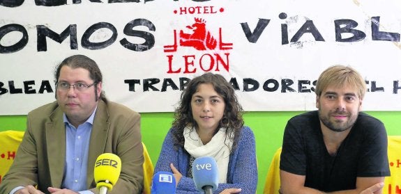 Daniel Fernández, Tania González y Daniel Ripa, durante la presentación de la 'Asamblea Ciudadana Sí se puede', ayer, en Gijón. 