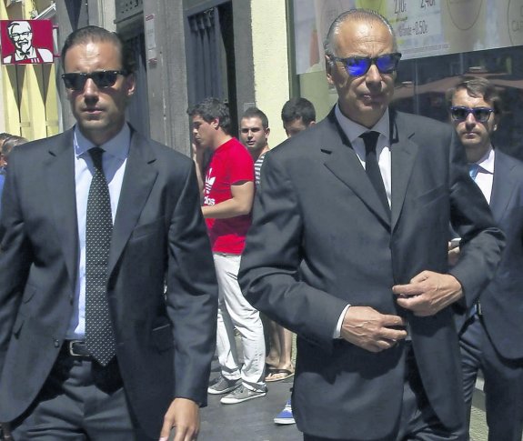 Juan Antonio Samper, a la derecha, y su hijo, a su llegada al Juzgado de lo Mercantil 7 de Madrid, ayer. 