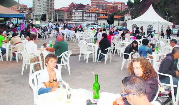 Asistentes al festival de la sidra en el puerto de Candás. 