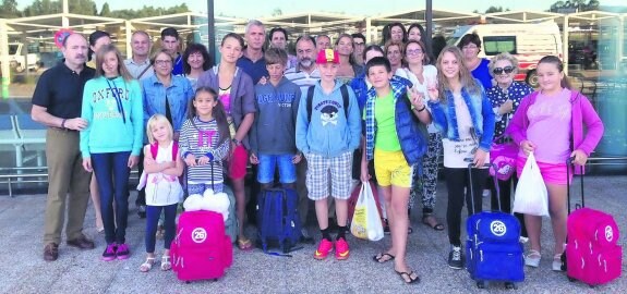 Última foto de los niños ucranianos y sus familias de acogida, ayer por la mañana, antes de tomar el avión de vuelta a Kiev. 