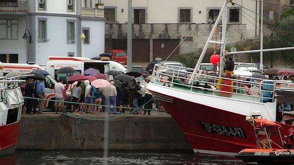 Desembarco de los marineros rescatados en Luarca. 