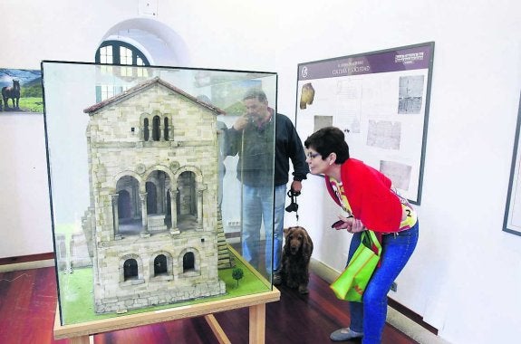 Visitantes en el Aula del Prerrománico en La Cobertoria. 