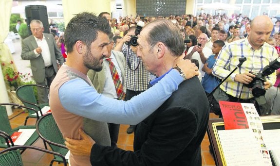 Villa y Enrique Castro se funden en un abrazo durante la gala del Trofeo Quini, ayer, en La Carbayera. 